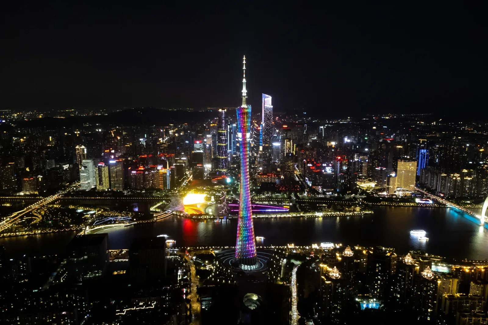 Canton Tower dengan lampu warna-warni di tepi Sungai Mutiara pada malam hari