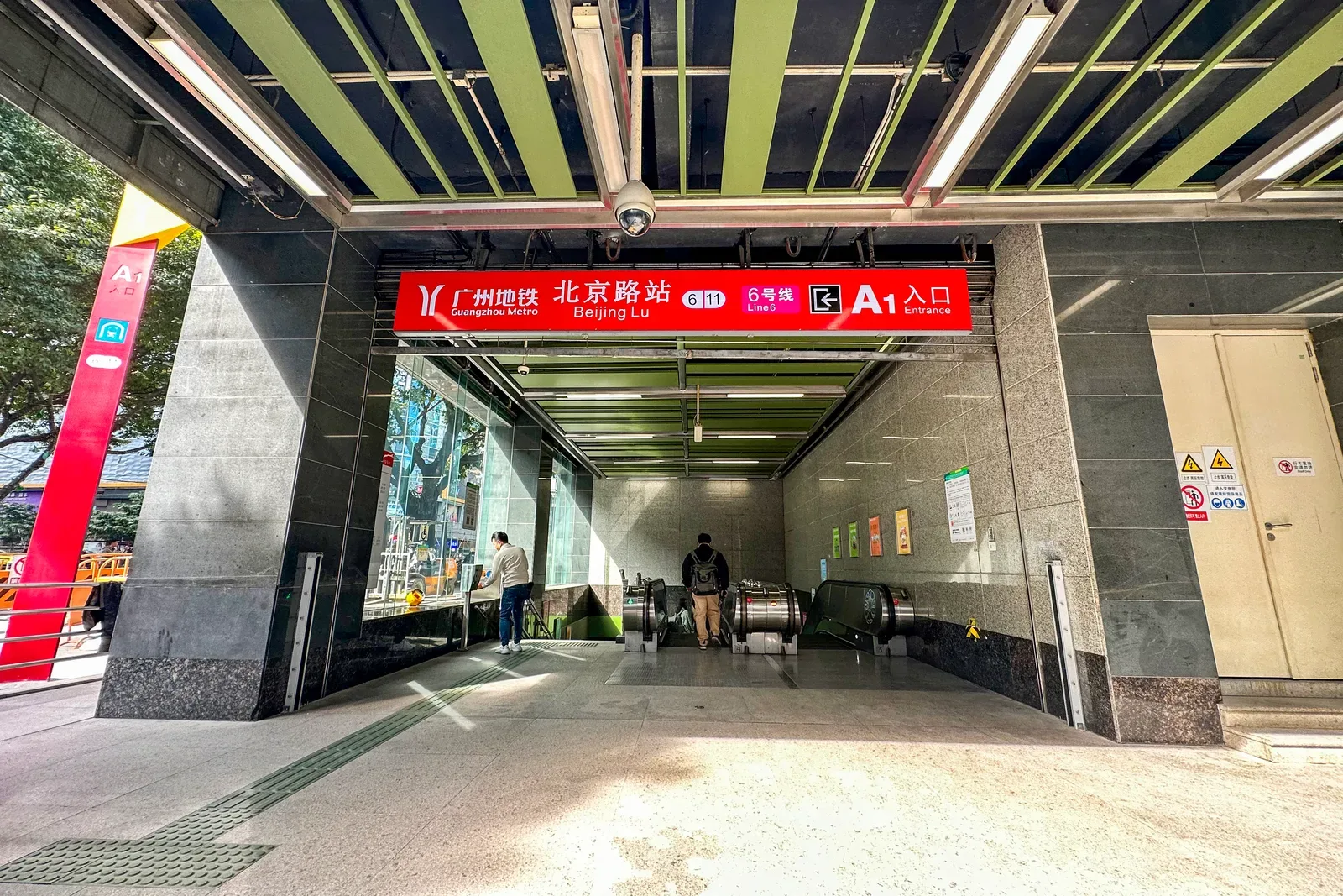 Papan berbahasa Mandarin dan Inggris di pintu masuk A1 Stasiun Metro Beijing Lu